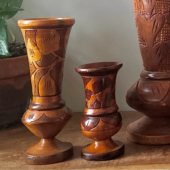 Vintage Hand Carved Wooden Vase 5" Two Tone Floral Leaf Design Tiki Bar Decor - Picture 2 of 5